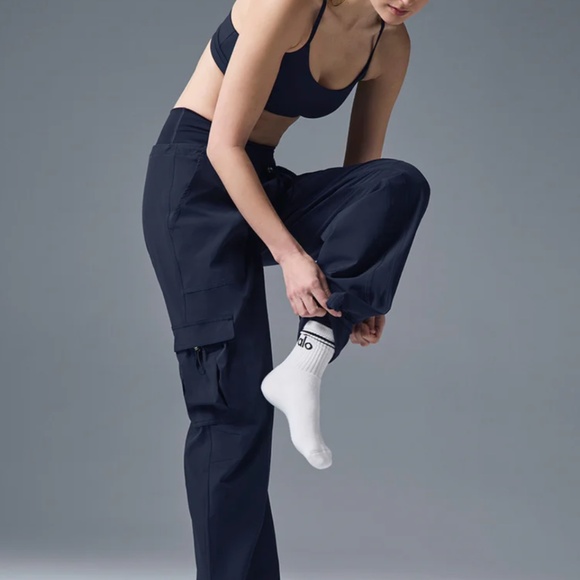 Alo Yoga Megastar Cargo Pant - limited edition - Navy.   XS - Picture 3 of 7
